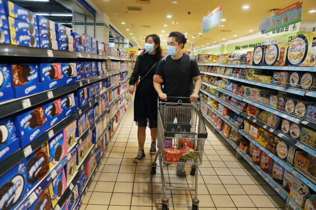 Το ζευγάρι ενώ κάνει ψώνια μαζί σε ένα σουπερμάρκετ στην περιοχή Τσαογιάνγκ του Πεκίνου, στις 11 Σεπτεμβρίου 2020.<br>
