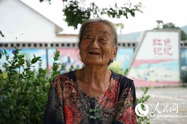 Η Σονγκ Τσουανρόνγκ αισθάνεται ικανοποιημένη με την ζωή της σήμερα. (Daily Daily Online / Li Qiaochu)