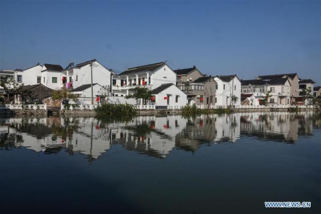 Η φωτογραφία που τραβήχτηκε στις 17 Οκτωβρίου 2020, δείχνει το τοπίο του χωριού Καϊσιανχόνγκ της περιοχής Γουτζιάνγκ στο Σουτζόου, στην επαρχία Τζιανγκσού της ανατολικής Κίνας, 17 Οκτωβρίου 2020.