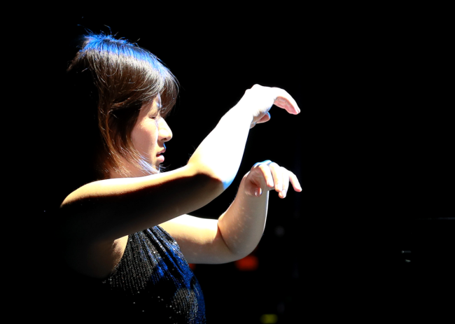 Η πιανίστρια με προβλήματα όρασης, Γουάνγκ Τσιογί, παίζει ένα κομμάτι από την σονάτα του Μπετόβεν. (Φωτογραφία από China Daily)