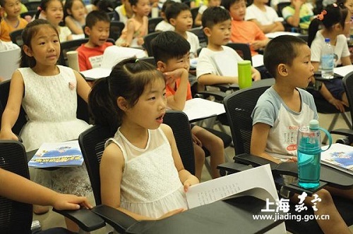 Νεαροί μαθητές παρακολουθούν ένα καλοκαιρινό εκπαιδευτικό σεμινάριο στην διάλεκτο της Σαγκάης, στην περιοχή Τζιατίνγκ στην Σαγκάη. [Φωτογραφία / jiading.gov.cn]