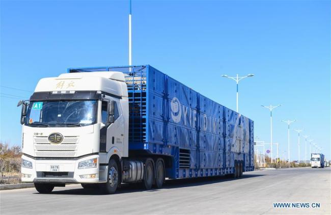 Η φωτογραφία που τραβήχτηκε στις 22 Οκτωβρίου 2020, δείχνει φορτηγά φορτωμένα με πρόβατα, δωρεά από τη Μογγολία που διέρχονται από το Ερενχότ στην Αυτόνομη Περιοχή της εσωτερικής Μογγολίας της βόρειας Κίνας.