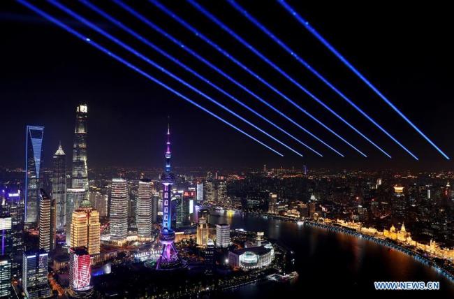 Ακτίνες φωτός προβάλλονται από το Sinar Mas Plaza στη Σαγκάη, ανατολική Κίνα, 26 Οκτωβρίου 2020.
