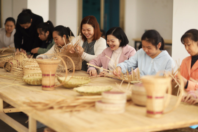 Οι κάτοικοι της περιοχής παράγουν διάφορα αντικείμενα από μπαμπού σε ένα εργαστήριο στην πόλη Τσισούι της επαρχίας Γκουιτζόου. [Φωτογραφία / Xinhua]