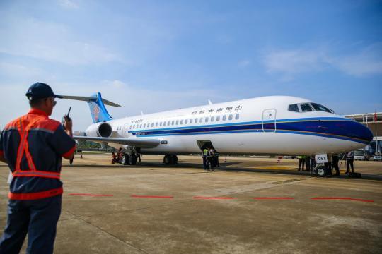 Ένα εγχώρια κατασκευασμένο αεροσκάφος της China Southern Airlines προσγειώνεται στην πρωτεύουσα της επαρχίας Χαϊνάν, το Χαϊκόου. (Φωτογραφία από τον Zhang Mao / για την China Daily)<br><br>