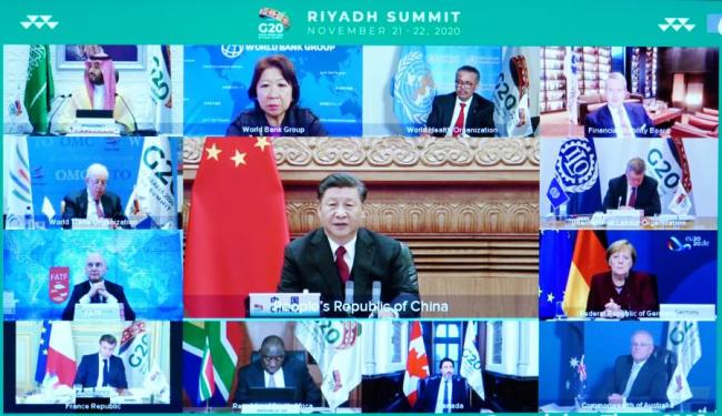 Ο Κινέζος Πρόεδρος Σι Τζινπίνγκ ενώ παρευρίσκεται στη Συνεδρίαση ΙΙ της 15ης Συνόδου Κορυφής των Ηγετών της G20 μέσω τηλεδιάσκεψης στο Πεκίνο, πρωτεύουσα της Κίνας, 22 Νοεμβρίου 2020. (φωτογραφία: Xinhua)