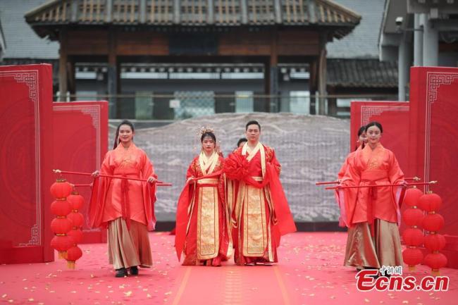 Ένα από τα ζευγάρια στην παραδοσιακή γαμήλια τελετή που τελέστηκε στο Γκουιγιάνγκ της επαρχίας Γκουιτζόου στις 16 Νοεμβρίου 2020.