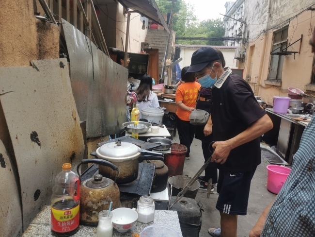 Η «κουζίνα καταπολέμησης του καρκίνου» επιτρέπει στις οικογένειες να μαγειρεύουν για τους αγαπημένους τους που μάχονται τον καρκίνο σε ένα κοντινό νοσοκομείο. [Φωτογραφία: παρέχεται στο China Plus]