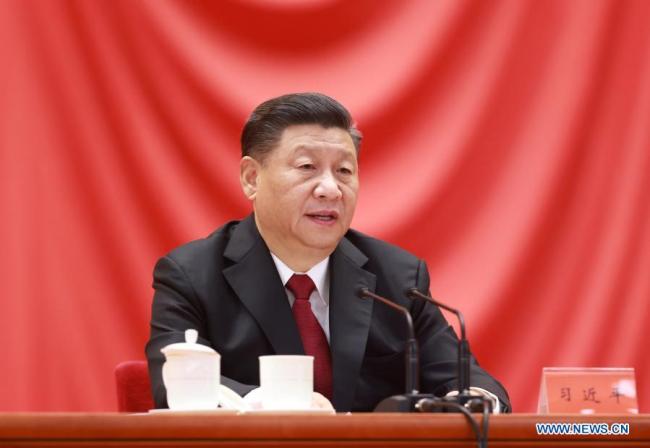 Ο Κινέζος Πρόεδρος Σι Τζινπίνγκ, ενώ δίνει ομιλία σε μια συγκέντρωση για να τιμήσει υποδειγματικούς εργαζόμενους και άτομα στη Μεγάλη Αίθουσα του Λαού στο Πεκίνο, πρωτεύουσα της Κίνας, 24 Νοεμβρίου 2020. (φωτογραφία: Xinhua)