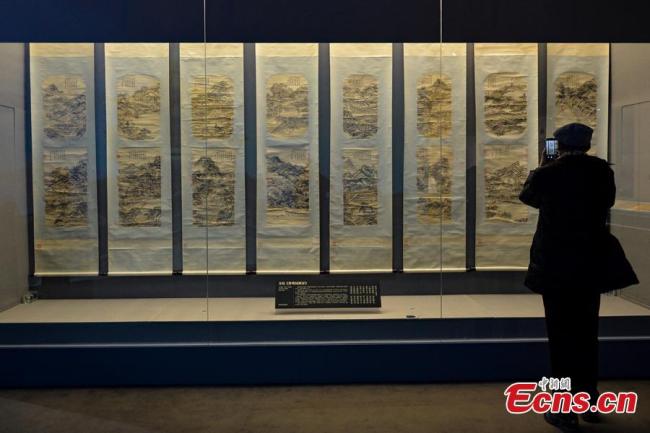 Επισκέπτης βγάζει μια φωτογραφία στην έκθεση "Μια ιστορία του Κήπου ΙΙ – Τα 270 Χρόνια των Θερινών Ανακτόρων", που φιλοξενείται από το Μουσείο Κινέζικων Κήπων και Αρχιτεκτονικής Τοπίων, στις 2 Δεκεμβρίου 2020.