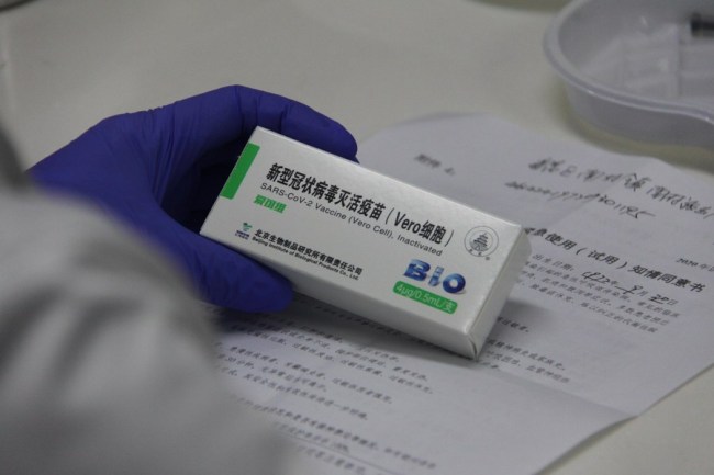 Γιατρός δείχνει το εμβόλιο COVID-19 που αναπτύχθηκε από την Beijing Biological Products Institute Co., Ltd. στο κέντρο διαχείρισης υγείας στην περιοχή Πανγιού της πόλης Γκουαντζόου, στην επαρχία Γκουανγκντόνγκ της νότιας Κίνας, στις 6 Ιανουαρίου 2021. (Xinhua / Xu Hongyi)