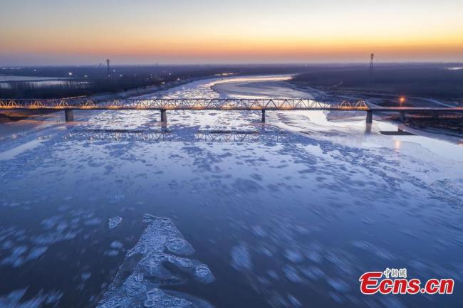 Η εναέρια φωτογραφία δείχνει κομμάτια πάγου να επιπλέουν σε ένα τμήμα του Κίτρινου Ποταμού στην πόλη Μπιντζόου της επαρχίας Σαντόνγκ της Ανατολικής Κίνας στις 7 Ιανουαρίου 2021. (Φωτογραφία / IC)