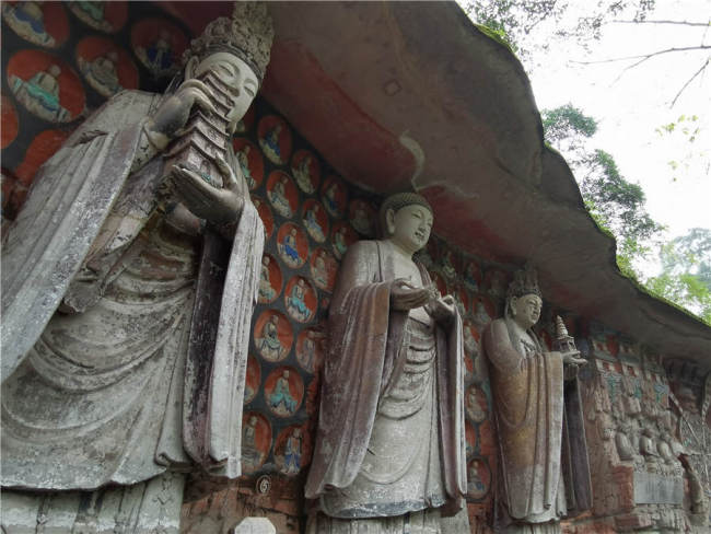Μια βουδιστική κόγχη τριών θεοτήτων από τη Δυναστεία του Νότιων Σονγκ στο Μπαοντινγκσάν. [Φωτογραφία από τον Wang Kaihao / China Daily]