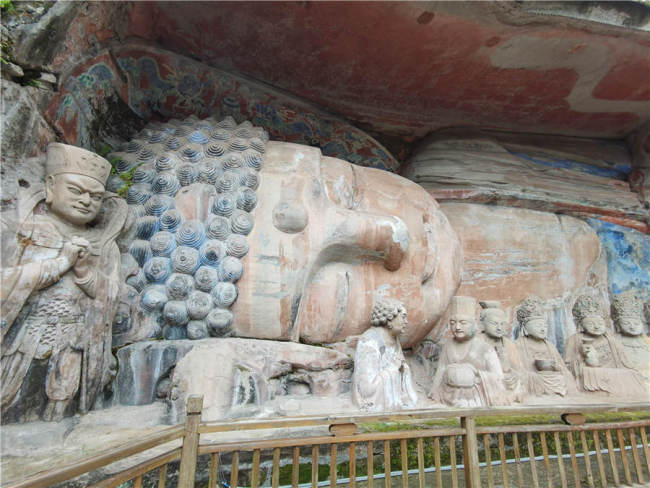 Ο κοιμισμένος Βούδας είναι ένα από τα πιο αντιπροσωπευτικά γλυπτά βράχων στο Μπαοντινγκσάν, στην περιοχή Νταζού του Τσονγκτσίνγκ, που απειλήθηκε από το νερό. [Φωτογραφία από τον Γουάνγκ Καϊχάο / China Daily]