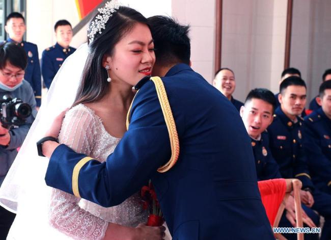 Ο πυροσβέστης Γιουέν Γιανγκ αγκαλιάζει την αγαπημένη του Σου Λου στον γάμο τους που έγινε στην Σαγκάη της ανατολικής Κίνας στις 4 Ιανουαρίου 2021.