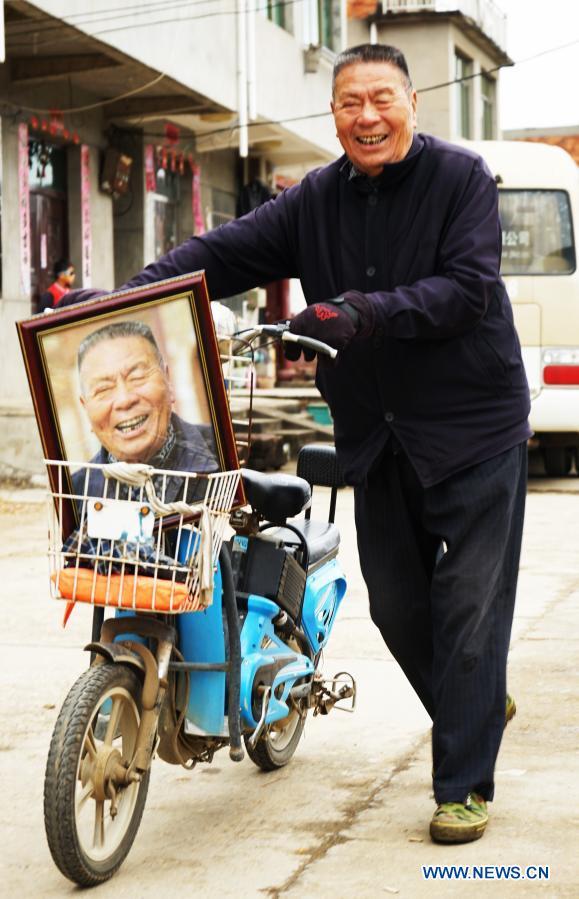 Ένας χωρικός έτοιμος να γυρίσει σπίτι με το πορτραίτο του στο χωριό Σιαγουέι της περιοχής Γιοουλάν, κοντά στην πρωτεύουσα Ναντσάνγκ, στην επαρχία Τζιανγκσί της ανατολικής Κίνας, στις 22 Νοεμβρίου 2020.