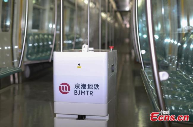 Ένα ρομπότ απολύμανσης σε ένα βαγόνι του Μετρό στον σταθμό Ματζιαπού της γραμμής 4 στο Πεκίνο, στις 18 Ιανουαρίου 2021.