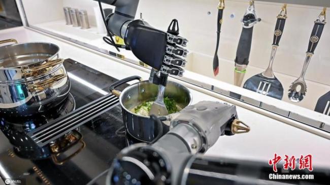 Κατασκευασμένο από της βρετανική εταιρεία τεχνολογίας Moley Robotics, το ρομπότ έχει ένα σύστημα με το οποίο, σε μια πολυτελή κουζίνα, μπορεί να ετοιμάζει φρεσκομαγειρεμένα γεύματα με το πάτημα ενός κουμπιού καθώς και να καθαρίζει. (φωτογραφία/ ICphoto)