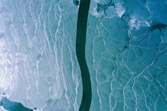 Θραύσματα πάγου επιπλέουν στην επιφάνεια της λίμνης Τσαοχάι στην κομητεία Γουεϊνίνγκ της επαρχίας Γκουιτζόου στις 12 Ιανουαρίου. [Φωτογραφία/ chinadaily.com.cn]