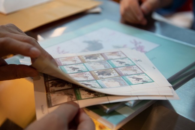 Άνθρωποι αγοράζουν γραμματόσημα στο Macao Post στις 5 Ιανουαρίου 2021. (Xinhua / Cheong Kam Ka)