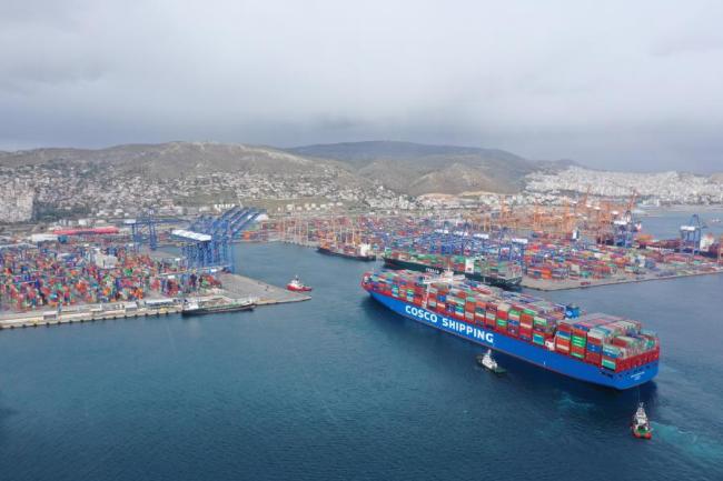 Η εναέρια φωτογραφία που τραβήχτηκε στις 15 Φεβρουαρίου 2019 δείχνει το COSCO Shipping Pisces να πλησιάζει στο λιμάνι του Πειραιά, Ελλάδα. (Xinhua / Wu Lu)