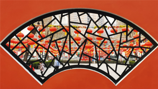 Μια πλατεία στο Μπαοτζί, στην επαρχία Σαανσί της βορειοδυτικής Κίνας, είναι διακοσμημένη με κόκκινα φανάρια (灯笼 dēnglong) και κινεζικούς κόμπους (中国 结 zhōngguójié) στις 9 Φεβρουαρίου 2021. [Φωτογραφία: VCG]