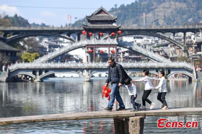 Η φωτογραφία που τραβήχτηκε στις 16 Φεβρουαρίου 2021 δείχνει την όμορφη θέα της πόλης Φενχουάνγκ στον αυτόνομο νομό των Σιανγκσί Τουτζιά και Μιάο, στην επαρχία Χουνάν της Κεντρικής Κίνας. (Φωτογραφία: China News Service / Yang Huafeng)