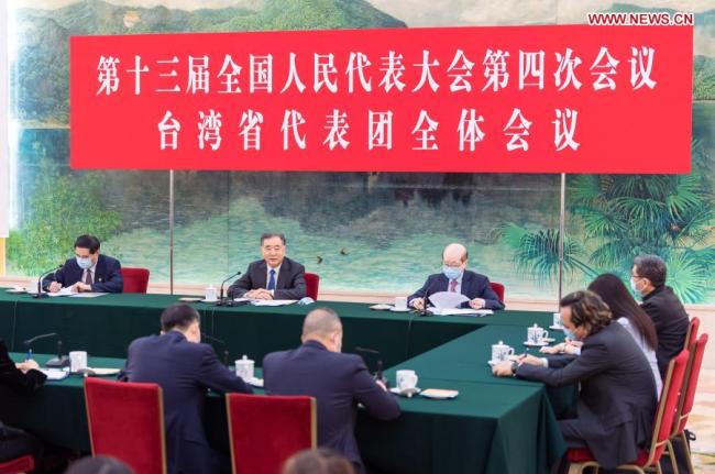 Ο Γουάνγκ Γιανγκ, μέλος της Μόνιμης Επιτροπής του Πολιτικού Γραφείου της Κεντρικής Επιτροπής του Κομμουνιστικού Κόμματος της Κίνας και πρόεδρος της Εθνικής Επιτροπής της Κινεζικής Λαϊκής Πολιτικής Συμβουλευτικής Διάσκεψης, συμμετέχει με την αντιπροσωπεία της Ταϊβάν σε μια ομαδική συζήτηση κατά τη διάρκεια της τέταρτης συνόδου του 13ου Εθνικού Λαϊκού Συνεδρίου (NPC) στο Πεκίνο, πρωτεύουσα της Κίνας , 7 Μαρτίου 2021. (φωτογραφία: Xinhua)