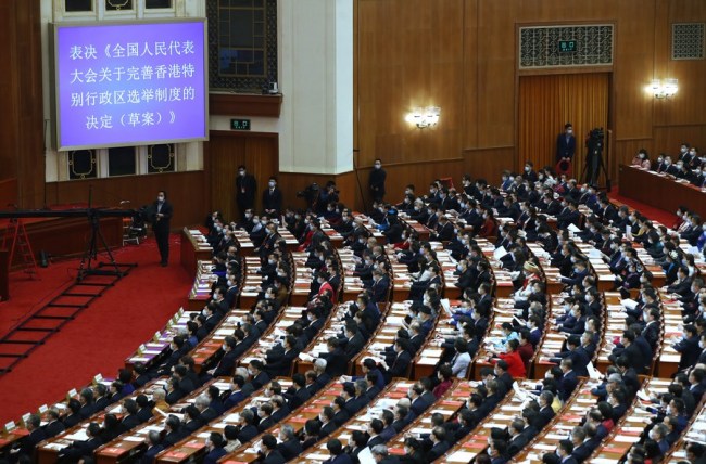 Η τελική συνεδρίαση της τέταρτης συνόδου του 13ου Εθνικού Λαϊκού Συνεδρίου (NPC) πραγματοποιείται στη Μεγάλη Αίθουσα του Λαού στο Πεκίνο, στις 11 Μαρτίου 2021. (φωτογραφία / Xinhua)