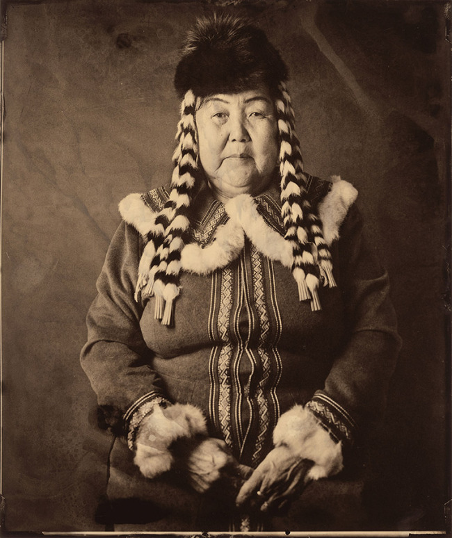 Η Μάνι, γεννημένη το 1950, εξελέγη αναπληρωτής επικεφαλής της πόλης Αολουγκουγιά των Εβένκι. Είναι μια από τις λίγες γυναίκες αξιωματούχους της εθνοτικής ομάδας των Εβένκι. [Φωτογραφία από WANG WEI / FOR CHINA DAILY]