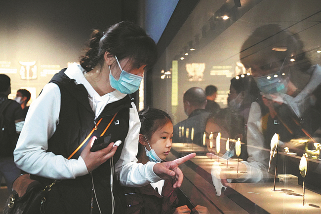 Το Μουσείο Σανσινγκντουέι είδε μια απότομη αύξηση των επισκεπτών του κατά τη διάρκεια του πρόσφατου Φεστιβάλ Τσινγκμίνγκ, μετά τις τελευταίες ανακαλύψεις που έγιναν πρόσφατα σε έξι λάκκους θυσιών στο Γκουανγκχάν της επαρχίας Σιτσουάν. [Φωτογραφία / Xinhua]
