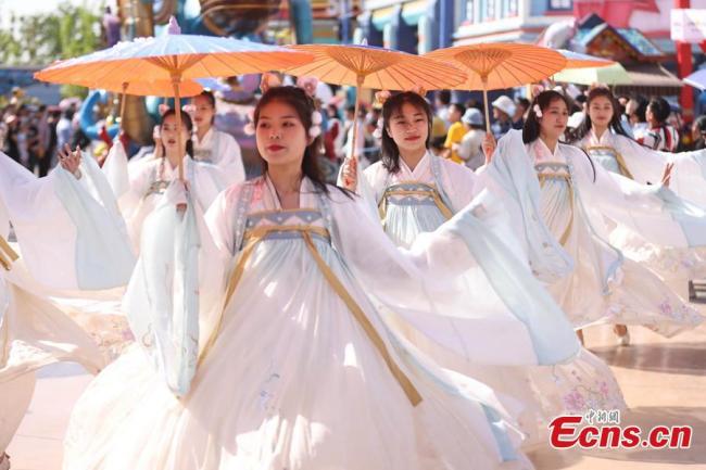 Καλλιτέχνες ντυμένοι με παραδοσιακές ενδυμασίες χάνφου δίνουν παράσταση στην Κοιλάδα της Χαράς, στην πόλη Ναντζίνγκ στην επαρχία Τζιανγκσού της ανατολικής Κίνας, την 1η Μαΐου 2021. (φωτογραφία / China News Service)