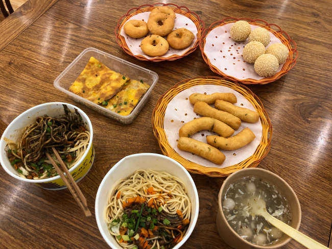 Μερικά από τα πιάτα που συνηθίζονται για πρωϊνό στο Γουχάν (φωτ. Γου Γιαγουέν)