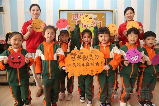 Παιδάκια έφτιαξαν κάρτες με χαμογελαστά πρόσωπα για να τον εορτασμό της Παγκόσμιας Ημέρας Χαμόγελου, σε ένα νηπιαγωγείο στην πόλη Τζιαοζουό της επαρχίας Χενάν στην κεντρική Κίνα.