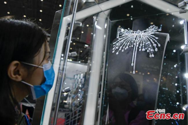 Το «Eye of Time», ένα κολιέ με διαμάντια αξίας 188 εκατομμυρίων γιουάν (περίπου 29 εκατομμύρια δολάρια), εκτίθεται στην πρώτη Διεθνή Έκθεση Καταναλωτικών Προϊόντων της Κίνας στην Χαϊκόυ, στην επαρχία Χαϊνάν της νότις Κίνας στις 8 Μαΐου 2021. (Φωτογραφία: China News Service)