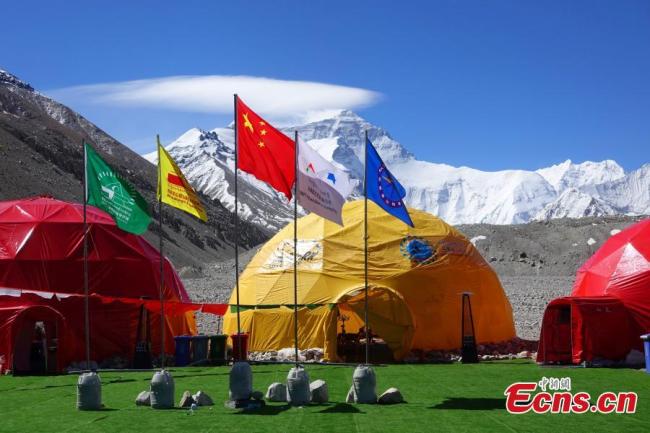 Σημαία κυματίζει στην Κατασκήνωση Βάσης στη βόρεια πλαγιά του όρους Τσομολάνγκμα (όπως ονομάζεται το Έβερεστ στα θιβετιανά) στις 9 Μαΐου 2021. (Φωτογραφία: China News Service)