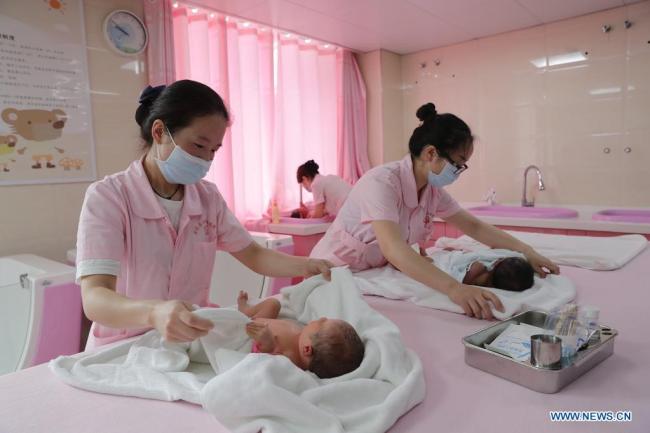 Οι νοσοκόμες ενώ φροντίζουν τα νεογέννητα μωρά σε ένα νοσοκομείο στην πόλη Ζουνγί, στην επαρχία Γκουϊτζόου της νοτιοδυτικής Κίνας, στις 12 Μαΐου 2021. (Φωτογραφία / Xinhua)