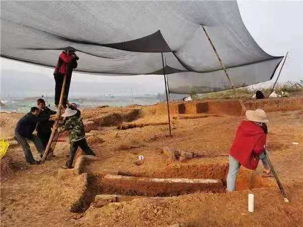 Μια αρχαιολογική ομάδα που αποτελείται μόνο από γυναίκες, σε έναν τόπο ανασκαφών, στην περιοχή Χετσουάν του Τσονγκτσίνγκ.