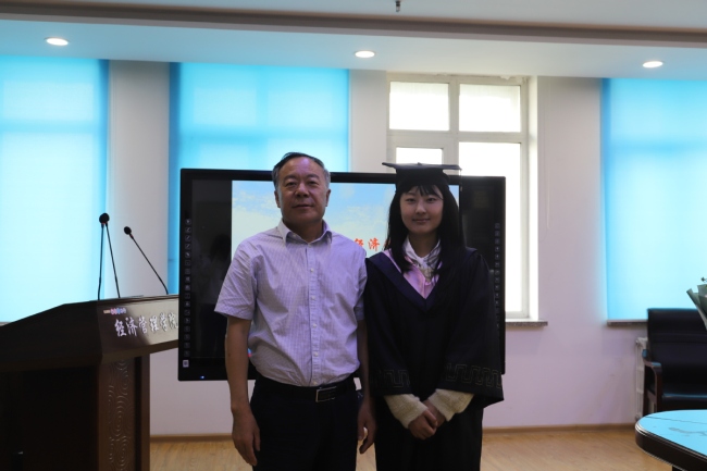 Η Λι Μιν μαζί με τον Γκενγκ Γούντε, πρύτανη της Σχολής Οικονομίας και Διοίκησης στο Βορειοανατολικό Πανεπιστήμιο Δασολογίας, στο Χαρμπίν, της επαρχίας Χεϊλοτζιάνγκ την 1η Ιουνίου. [Φωτογραφία παρέχεται στο chinadaily.com.cn]<br><br>