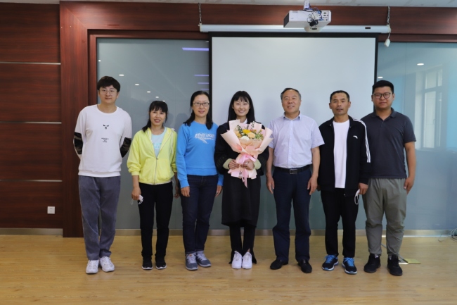 Η Λι Μιν και οι γονείς της ποζάρουν σε φωτογραφία με τους καθηγητές από την Σχολή Οικονομίας και Διοίκησης στο Βορειοανατολικό Πανεπιστήμιο Δασοκομίας, στο Χαρμπίν, της επαρχίας Χεϊλοτζιάνγκ την 1η Ιουνίου. [Φωτογραφία παρέχεται στο chinadaily.com.cn]