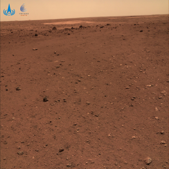 Η φωτογραφία που κυκλοφόρησε στις 11 Ιουνίου 2021 από την Εθνική Υπηρεσία Διαστήματος της Κίνας (CNSA) δείχνει το τοπίο του Άρη. (Φωτογραφία / CNSA)