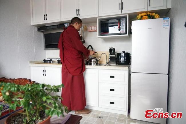Ένας μοναχός βράζει νερό στο μοναστήρι. (Φωτογραφία: China News Service)