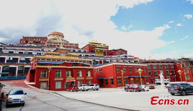 Ο ναός Τζιεγκού βρίσκεται στα σύνορα των επαρχιών του Τσινγκχάι, του Σιτσουάν και της Αυτόνομης Περιοχής του Θιβέτ. Χτισμένος δίπλα σε βουνά στην Αυτόνομη Νομαρχία Γιουσού Θιβέτ της επαρχίας Τσινγκχάι, ο ναός είναι ένα από τα μεγαλύτερα και με περισσότερη επιρροή μοναστήρια στο Γιουσού της επαρχίας Τσινγκχάι. (Φωτογραφία: China News Service)