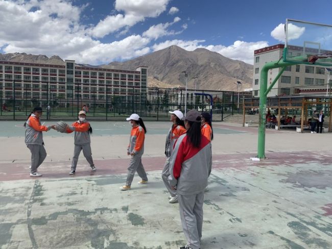 Τα κορίτσια παίζουν μπάσκετ στο 2ο Λύκειο Νανγκτσού στη Λάσα, πρωτεύουσα της αυτόνομης περιοχής του Θιβέτ της Νοτιοδυτικής Κίνας, την 1η Ιουνίου 2021. [Φωτογραφία / Xinhua]