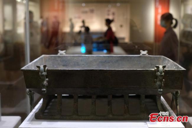 Μια χάλκινη σκάφη από την Ανατολική περίοδο Τζόου (770-256 π.Χ.), εκτίθεται στην έκθεση "Αρχαιολογία του Τζιανγκσού" στο Ναντζίνγκ της επαρχίας Τζιανγκσού στις 3 Ιουλίου 2021. (Φωτογραφία / China News Service)