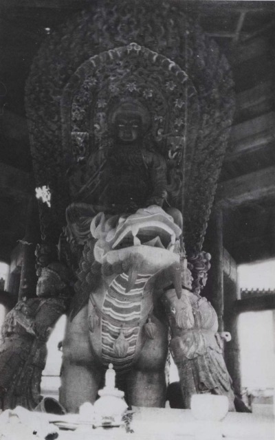 Φωτογραφία της δεκαετίας 1920 από το άγαλμα του Μποτισάτβα, μια βουδιστική θεότητα.
