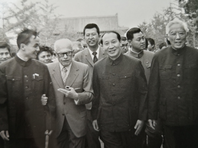 La visita del presidente della Repubblica Italiana Sandro Pertini alla Peking University; a sinistra il preside dell’università Zhou Peyan, a destra Chen Baoshun. (foto di Chen Baoshun)
