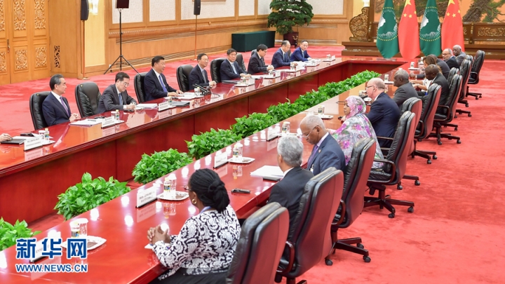Xi Jinping conversa com presidente da Comissão da União Africana