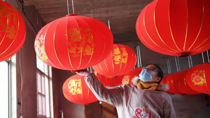 Lanternas tradicionais são fabricadas para receber Festival da Primavera