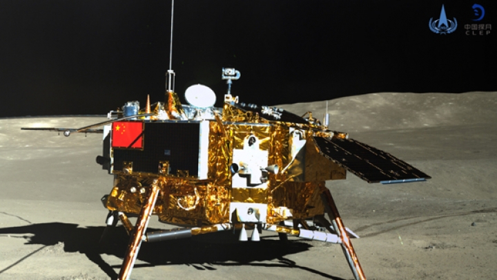 Sonda chinesa Chang'e-4 acorda após primeira noite lunar